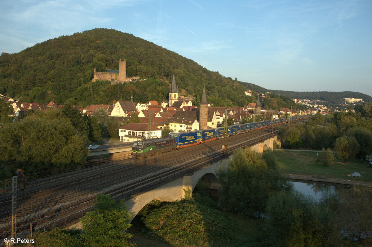 193 274-8  We Love to Connect  durchfährt Gemünden mit einem LKW-Walter Zug. 01.09.24