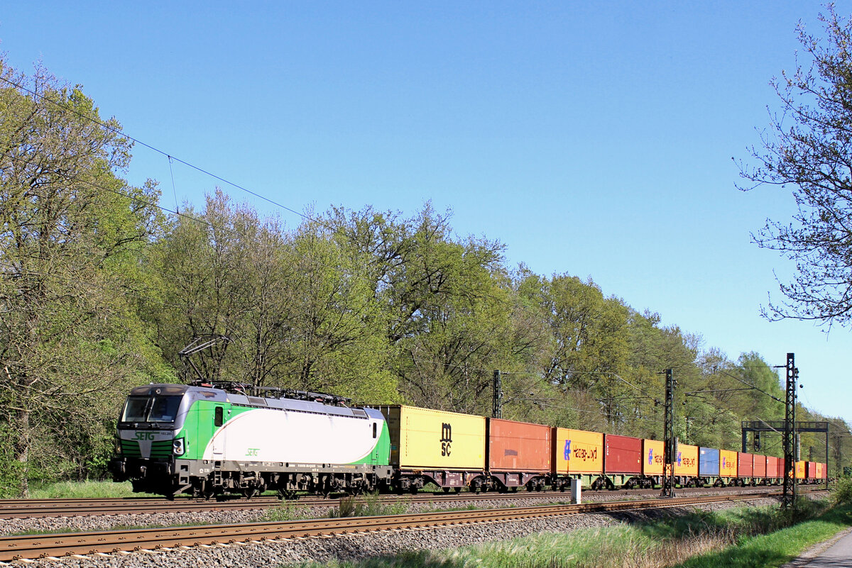 193 285-4 SETG mit einen Containerzug am Haken. Tostedt - Dreihausen den 26.04 2025.