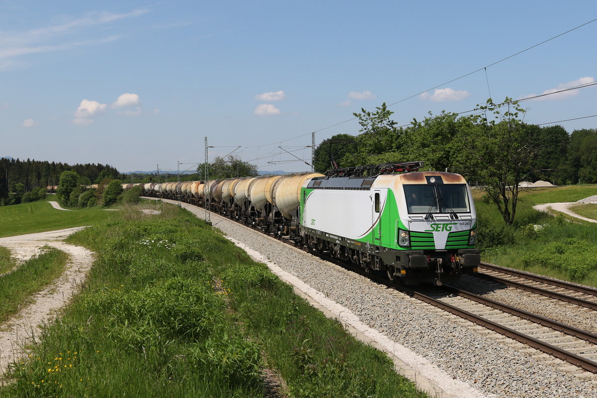 193 285 war am 19. Mai 2020 bei Grabenst�tt im Chiemgau, mit einem Kesselwagenzug in Richtung Freilassing unterwegs.