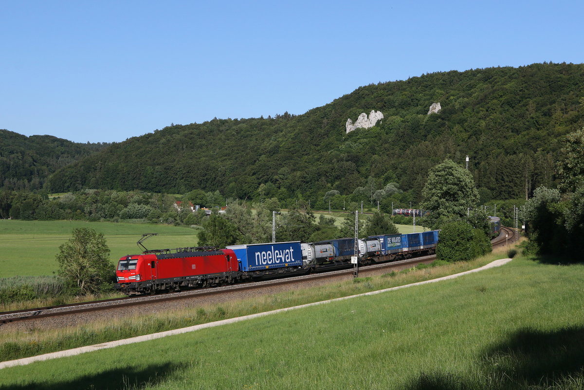 193 352 mit einem  KLV  am 30. Juni 2020 bei Dollnstein im Altm�hltal.