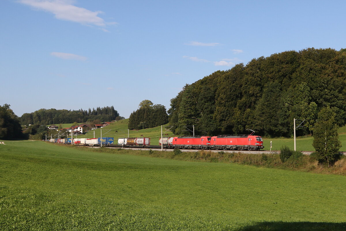 193 355 und 193 352 mit einem  KLV  aus M�nchen kommend am 19. September 2024 bei Axdorf.