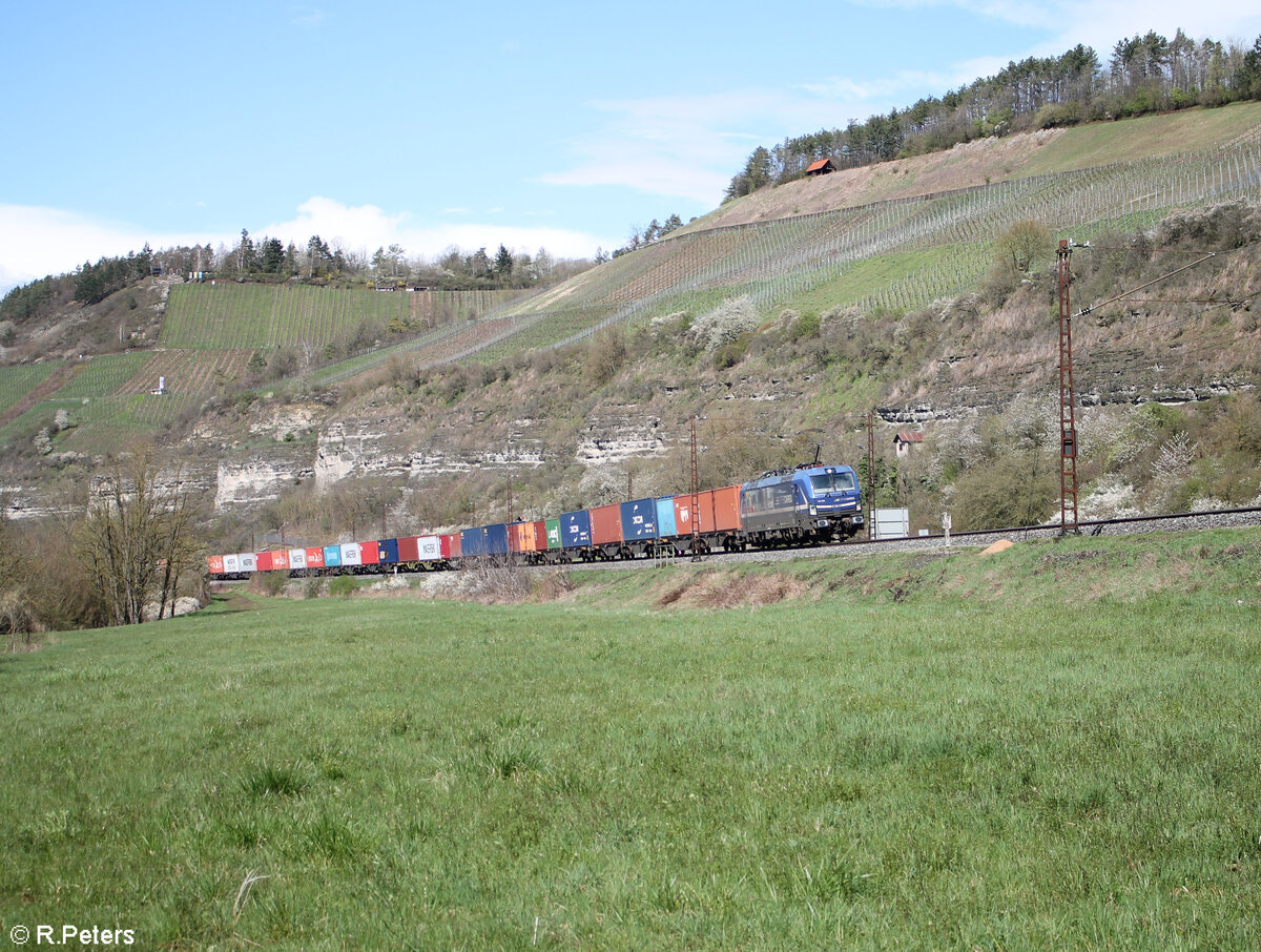 193 565-9 mit Containerzug bei Himmelstadt gen Sden. 28.03.24