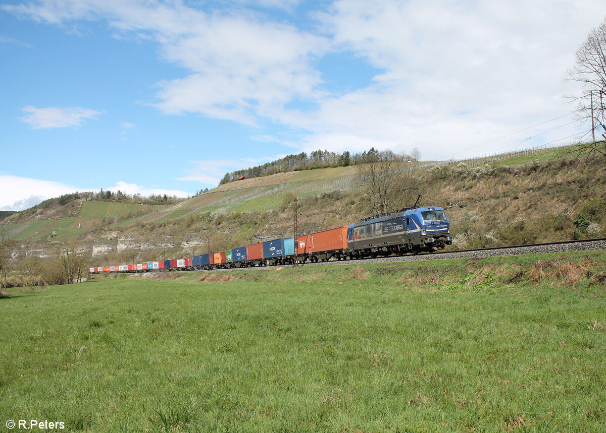 193 565-9 mit Containerzug bei Himmelstadt gen Sden. 28.03.24