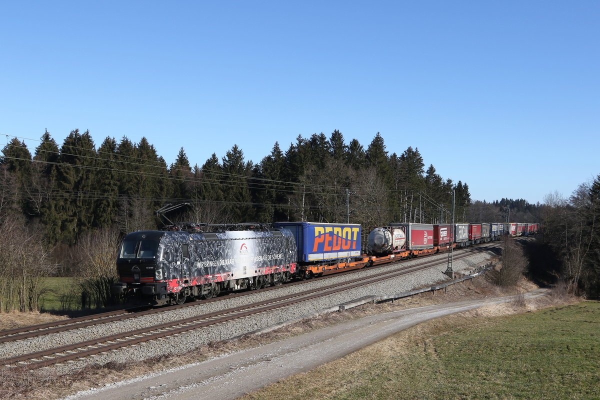 193 657 die  Pferdelok  war am 21. Februar 2021 mit einem  KLV  bei Grabenst�tt im Chiemgau in Richtung M�nchen unterwegs.