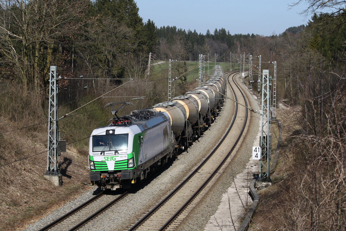 193 728 von  SETG  mit einem Kesselwagenzug aus Salzburg kommend am 5. April 2020 bei Grabenst�tt.