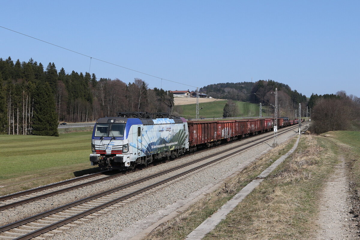 193 773  150 Jahre Brennerbahn  mit einem Mischer aus Salzburg kommend am 27. M�rz 2022 bei Grabenst�tt im Chiemgau.