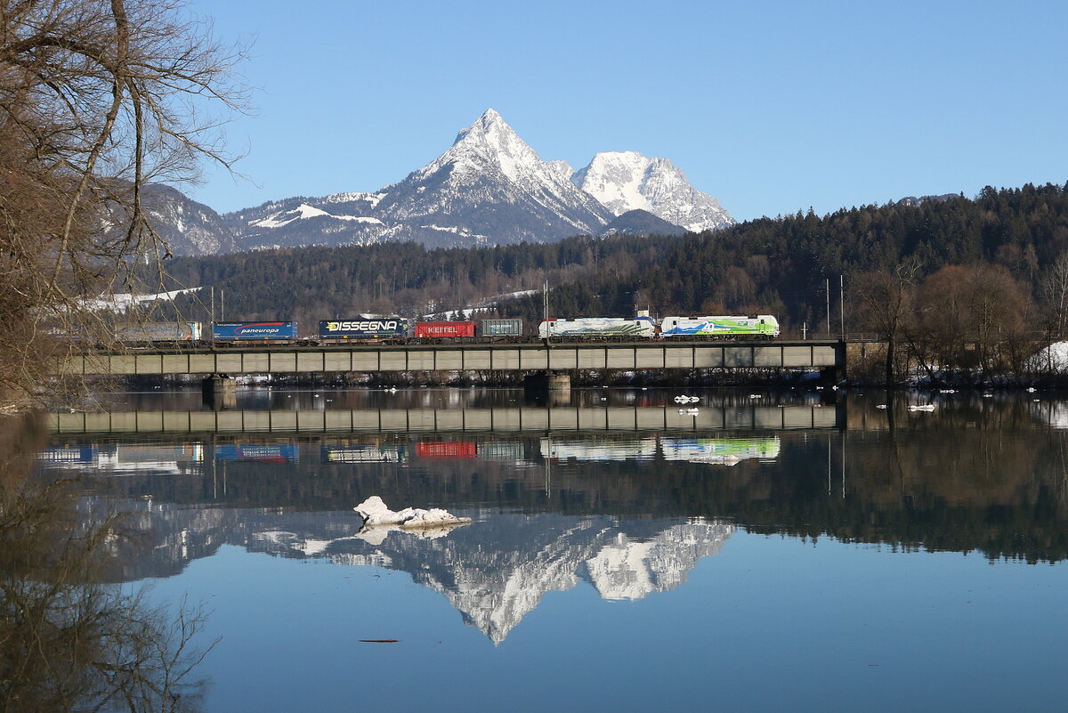 193 774 und 193 773 �berqueren bei Langkampfen den Inn in Richtung Brenner.