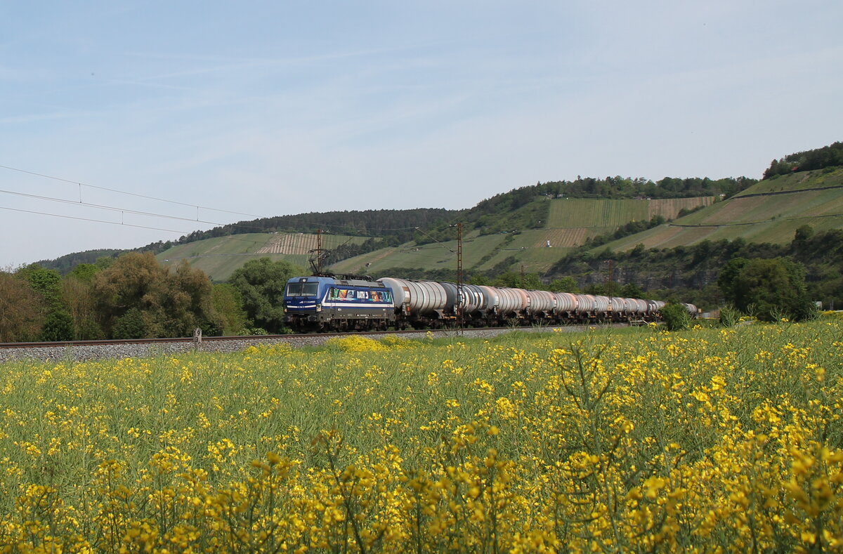 193 793  RATH  mit einem Kesselzug bei Himmelstadt gen Sden. 11.05.24