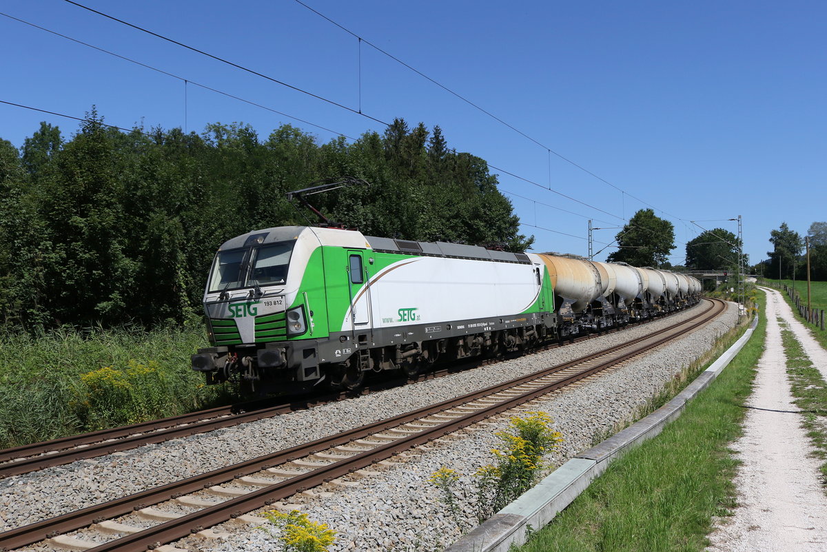 193 812 von  SETG  mit einem Kesselwagenzug am 18. August 2019 bei Grabenst�tt.