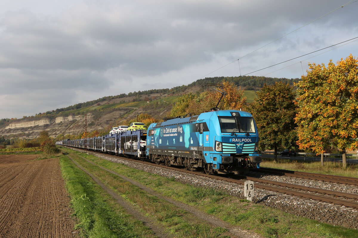 193 813 von  Railpool2 mit einem Autozug auf dem Weg nach W�rzburg am 12. Oktober 2022 bei Th�ngersheim.