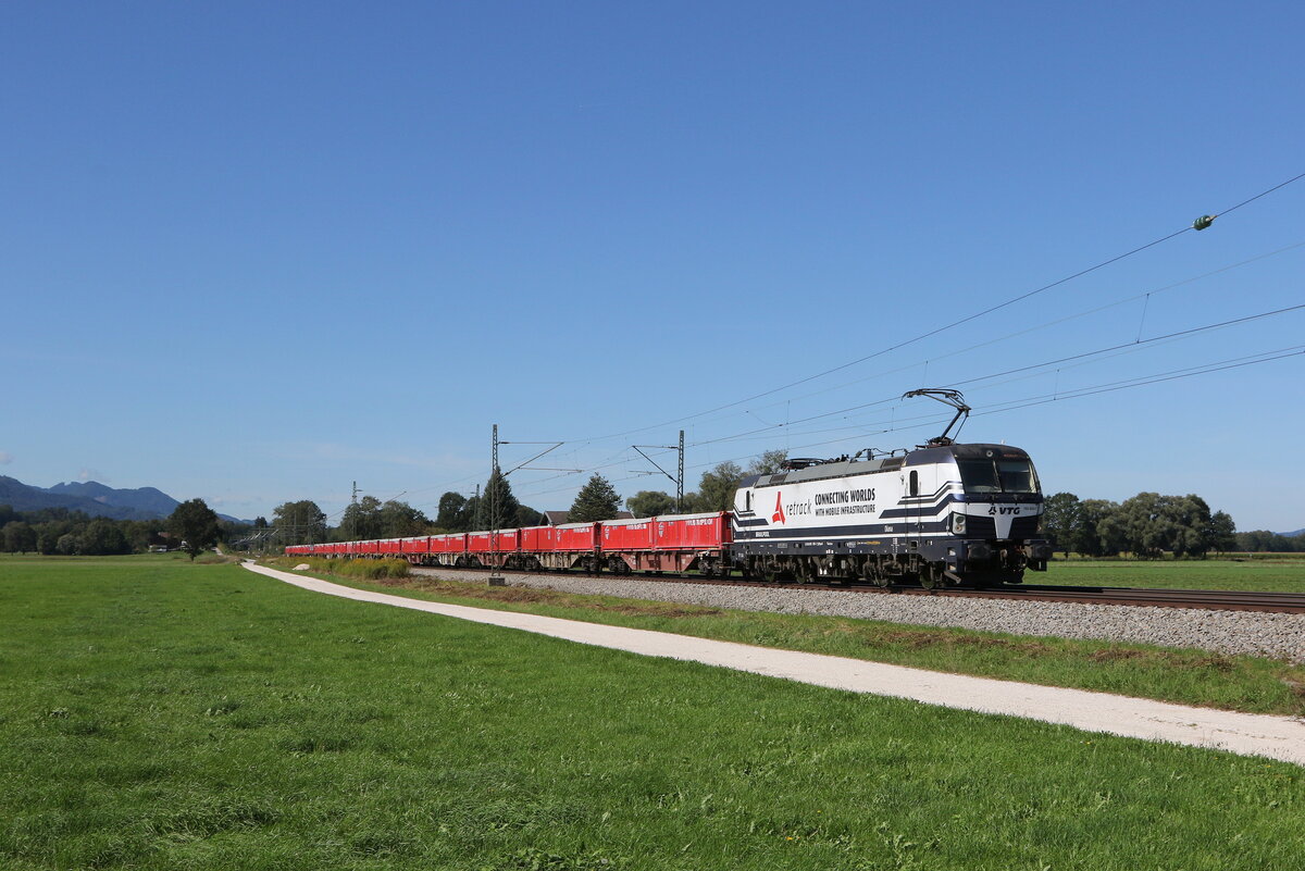 193 825 von  RETRACK  war mit flachen Containern am 12. September 2022 bei �bersee in Richtung Freilassing unterwegs.