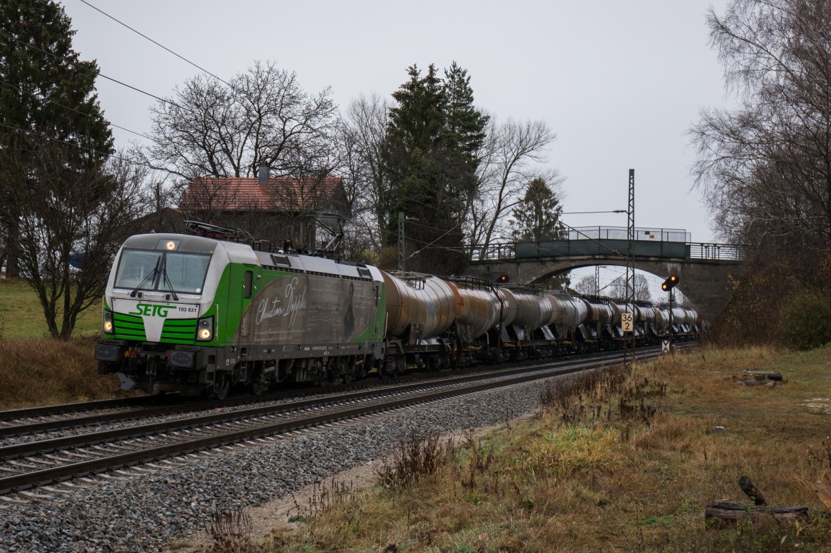193 831  Christian Doppler  mit einem Knick-Kesselwagenzug am 20. November 2015 aus Salzburg kommend bei �bersee am Chiemsee.