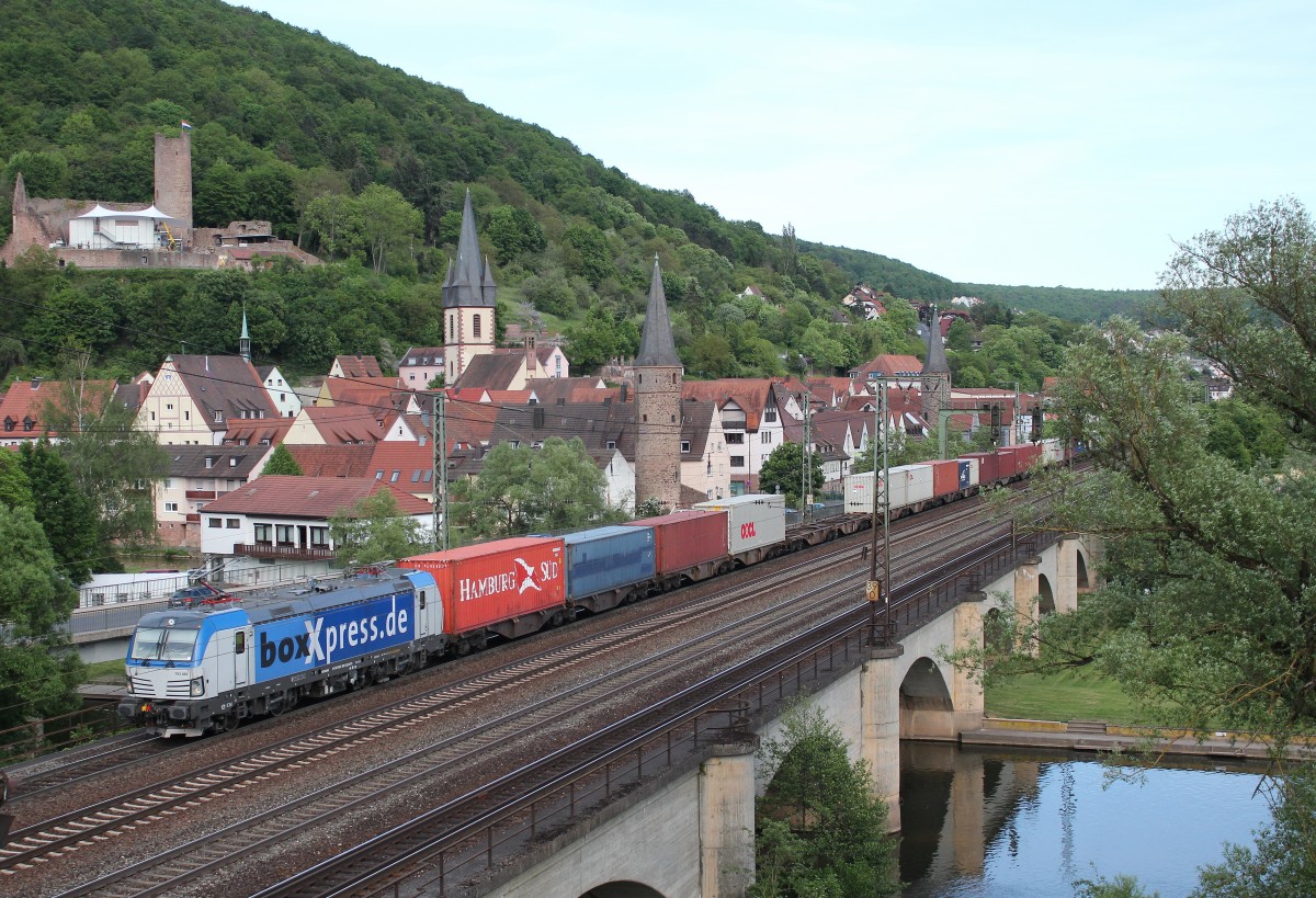 193 882 mit einem Containerzug am 15. Mai 2015 in Gem�nden im Maintal.