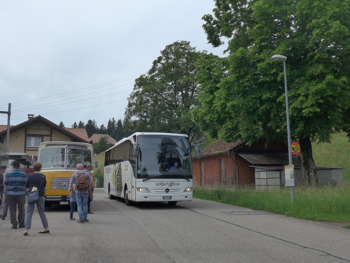 (193'679) - Aus Italien: Cortina Express, Cortina d'Ampezzo - EM-096 KR - Mercedes am 3. Juni 2018 beim Bahnhof Emmenmatt