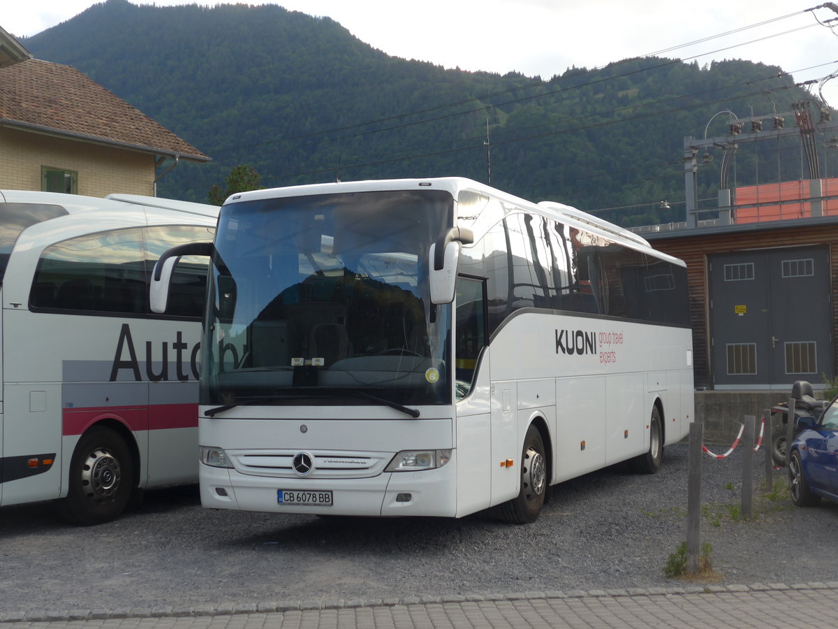 (194'344) - Aus Bulgarien: Kuoni - Nr. 135/CB 6078 BB - Mercedes am 23. Juni 2018 beim Bahnhof Wilderswil