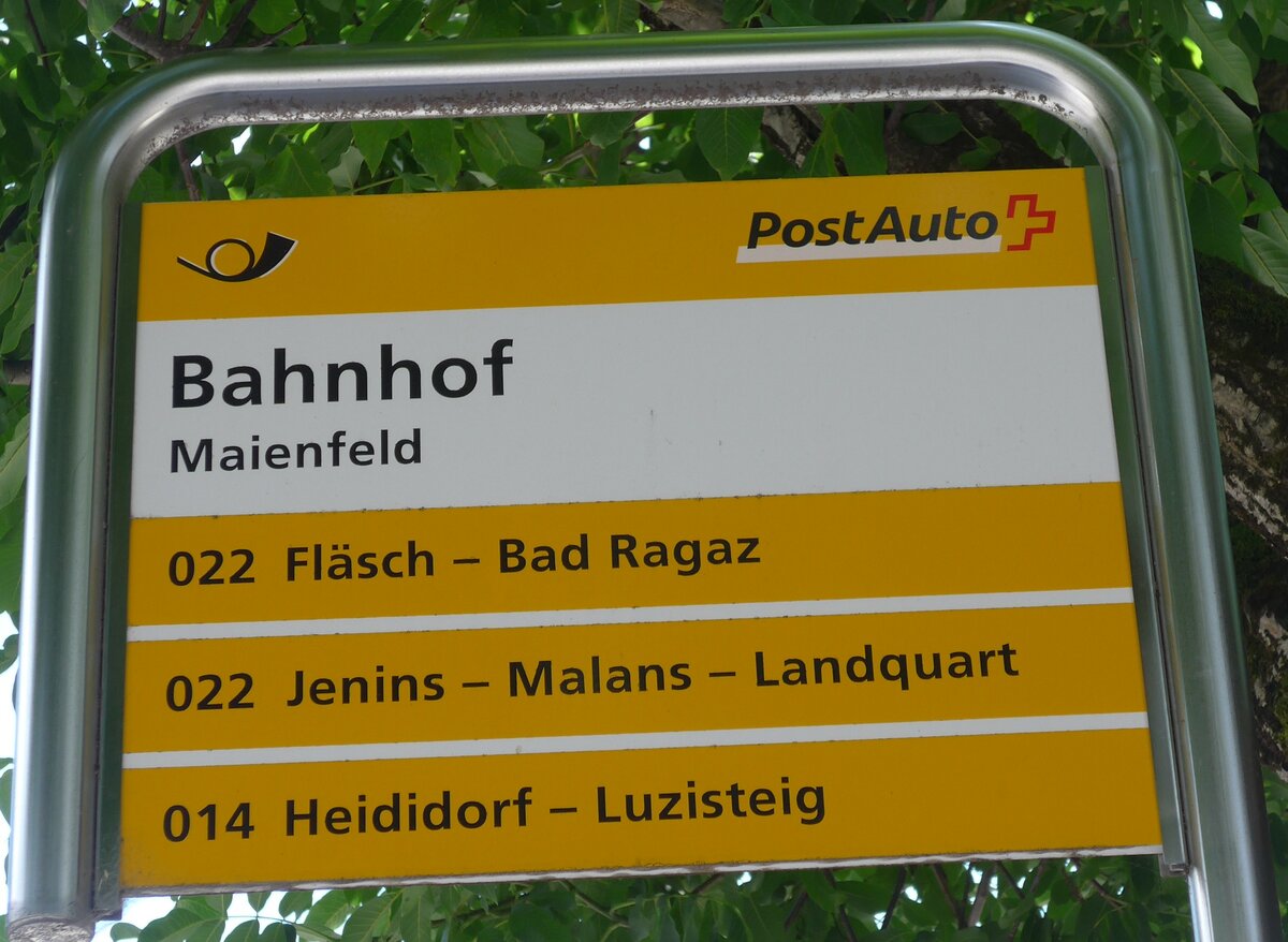 (194'872) - PostAuto-Haltestellenschild - Maienfeld, Bahnhof - am 15. Juli 2018