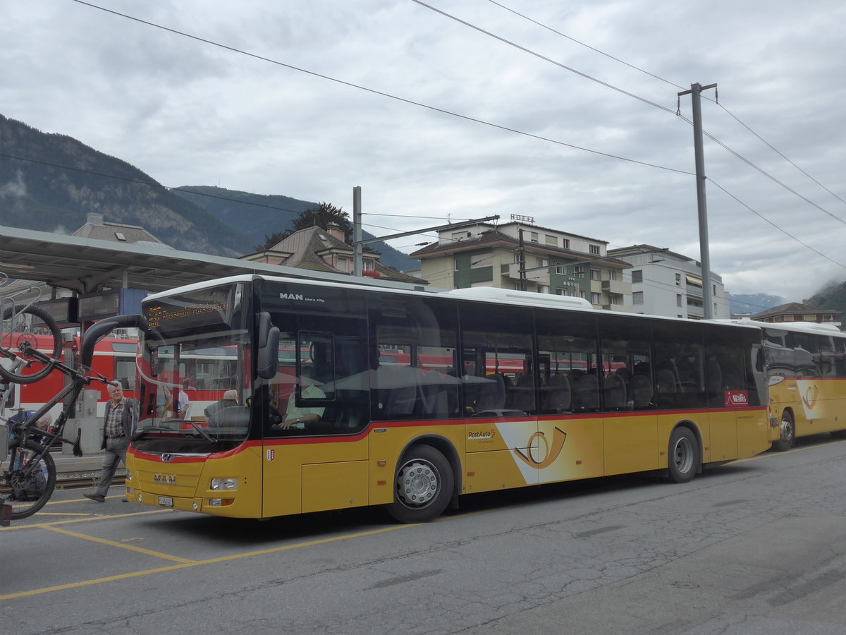 (194'940) - PostAuto Wallis - VS 468'401 - MAN am 21. Juli 2018 beim Bahnhof Brig