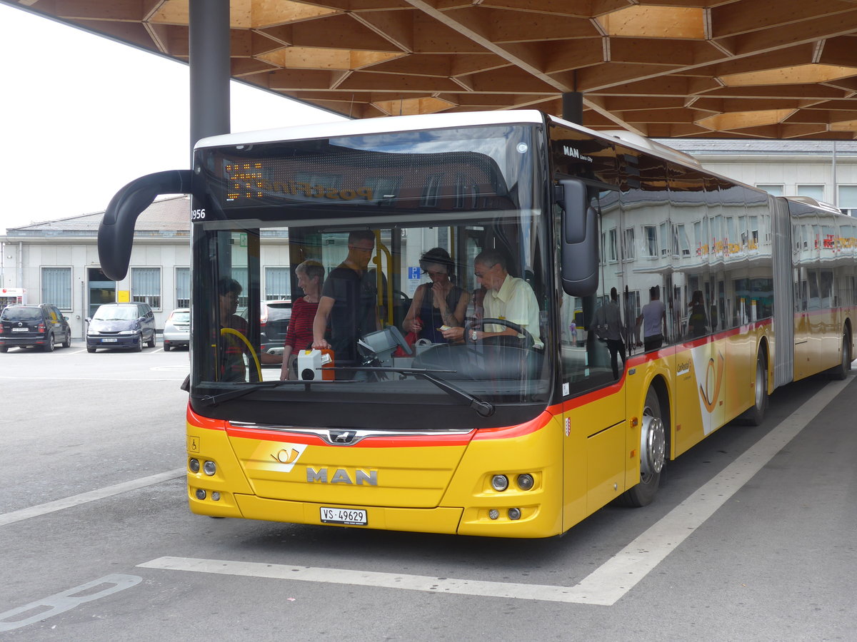 (195'037) - PostAuto Wallis - Nr. 63/VS 49'629 - MAN am 22. Juli 2018 beim Bahnhof Sion