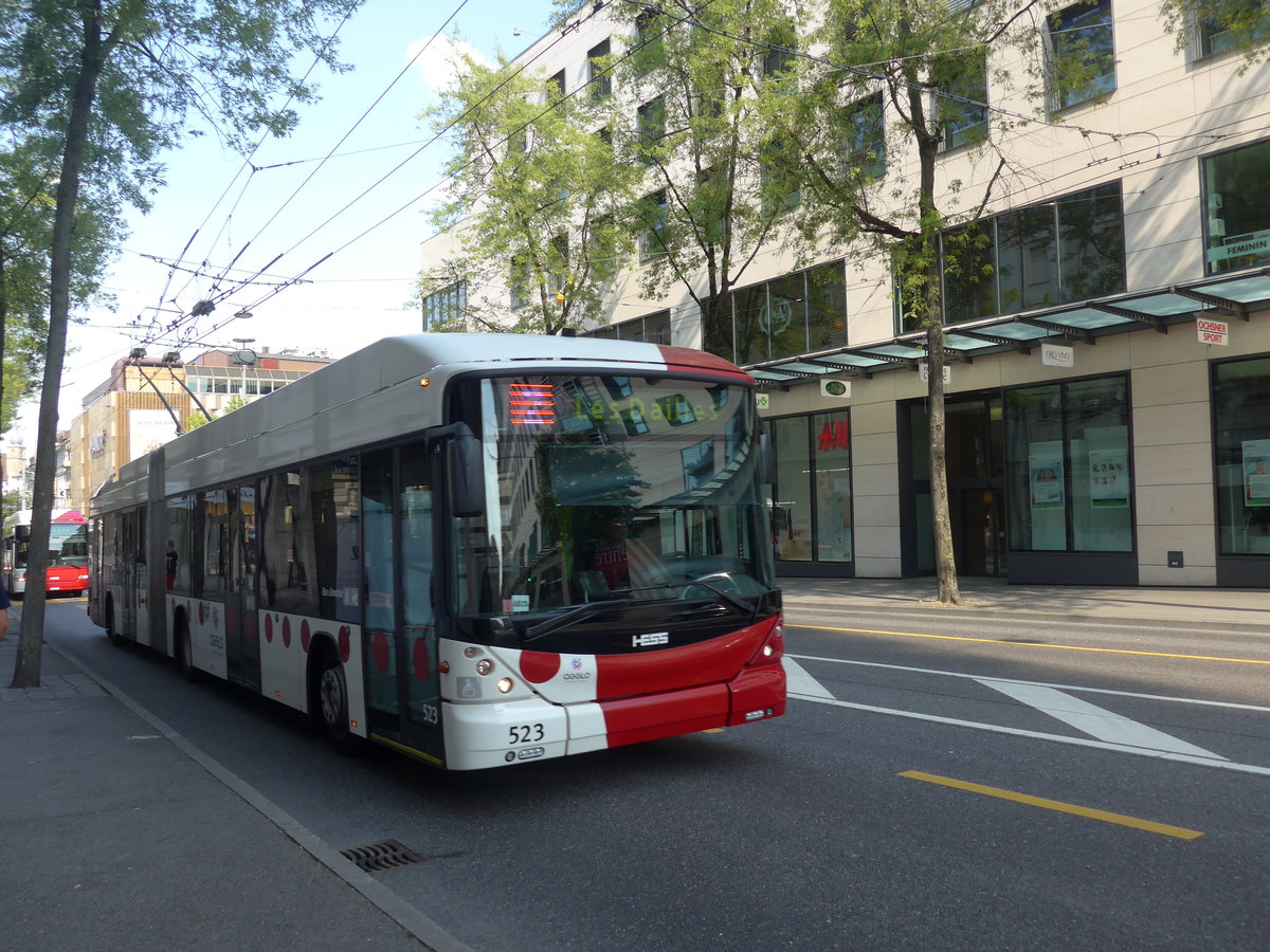 (195'628) - TPF Fribourg - Nr. 523 - Hess/Hess Gelenktrolleybus am 5. August 2018 beim Bahnhof Fribourg