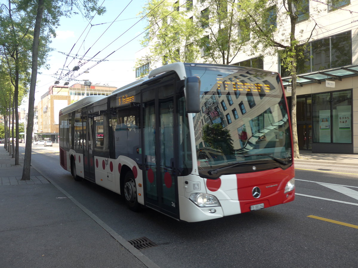 (195'633) - TPF Fribourg - Nr. 26/FR 300'264 - Mercedes am 5. August 2018 beim Bahnhof Fribourg