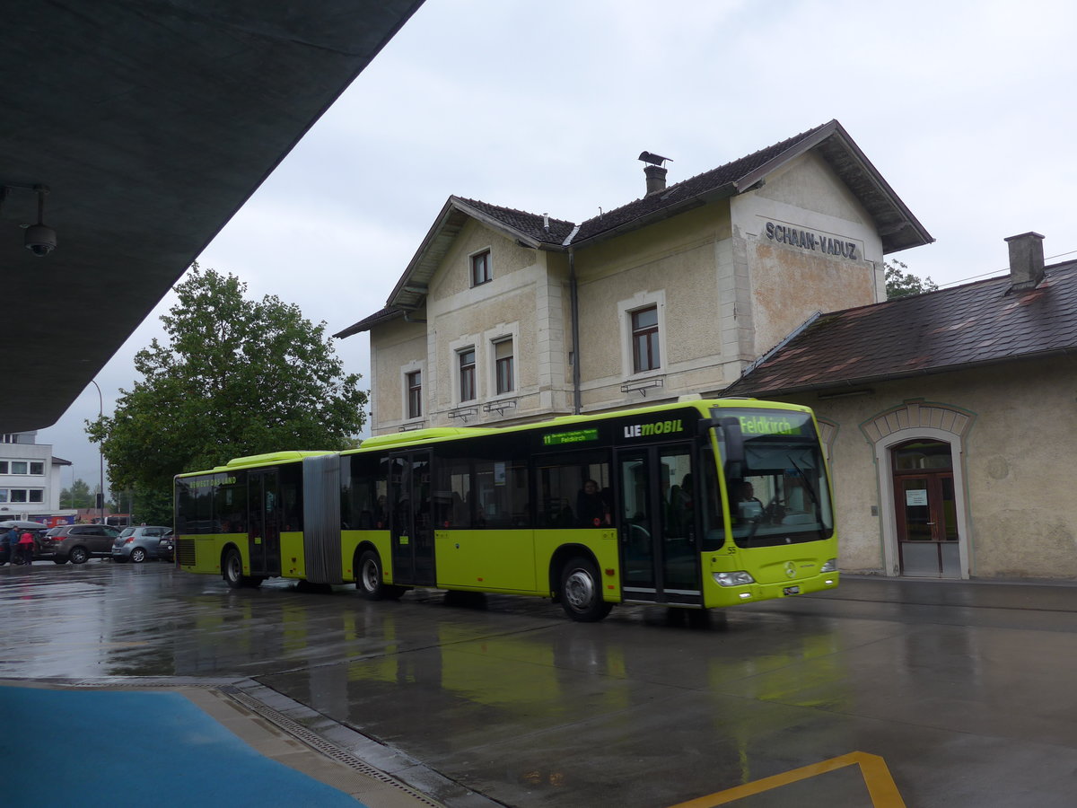 (196'302) - LBA Vaduz - Nr. 55/FL 39'855 - Mercedes am 1. September 2018 beim Bahnhof Schaan