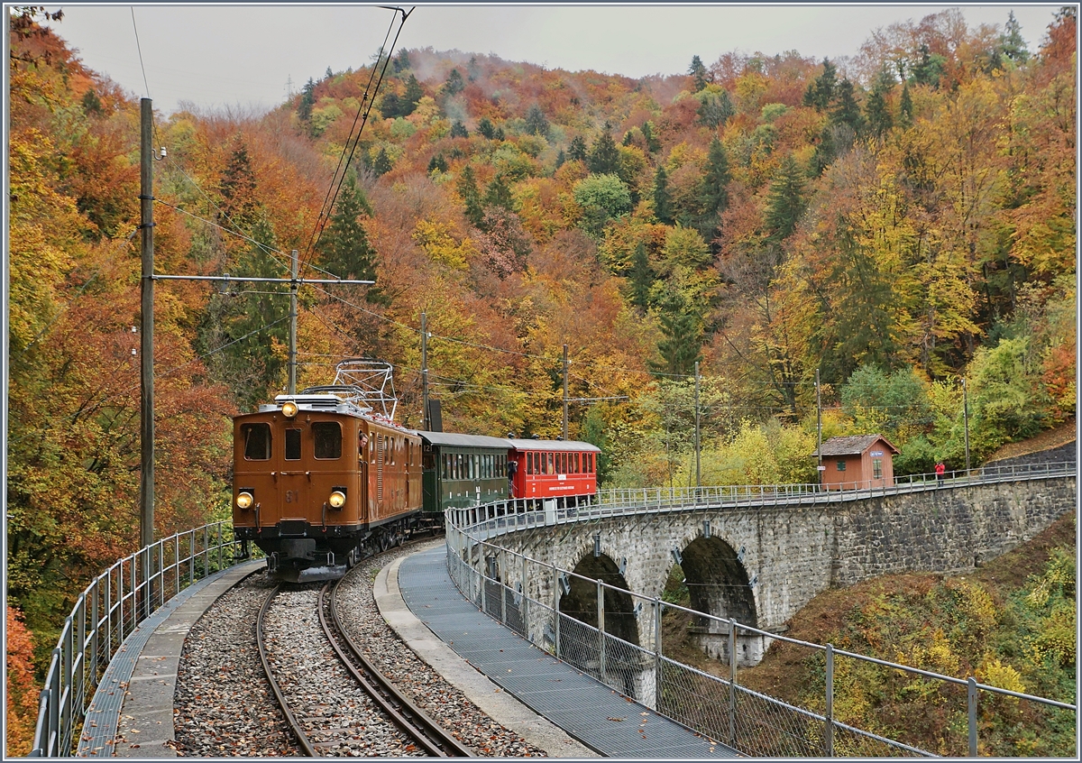 1968-2018 - 50 Jahre Blonay-Chamby Bahn Museumsbahnbetrieb: Die Bernina Bahn Ge 4/4 81 auf dem Baye de Clarens Viadukt auf der Fahrt Richtung Blonay.

28. Okt. 2018