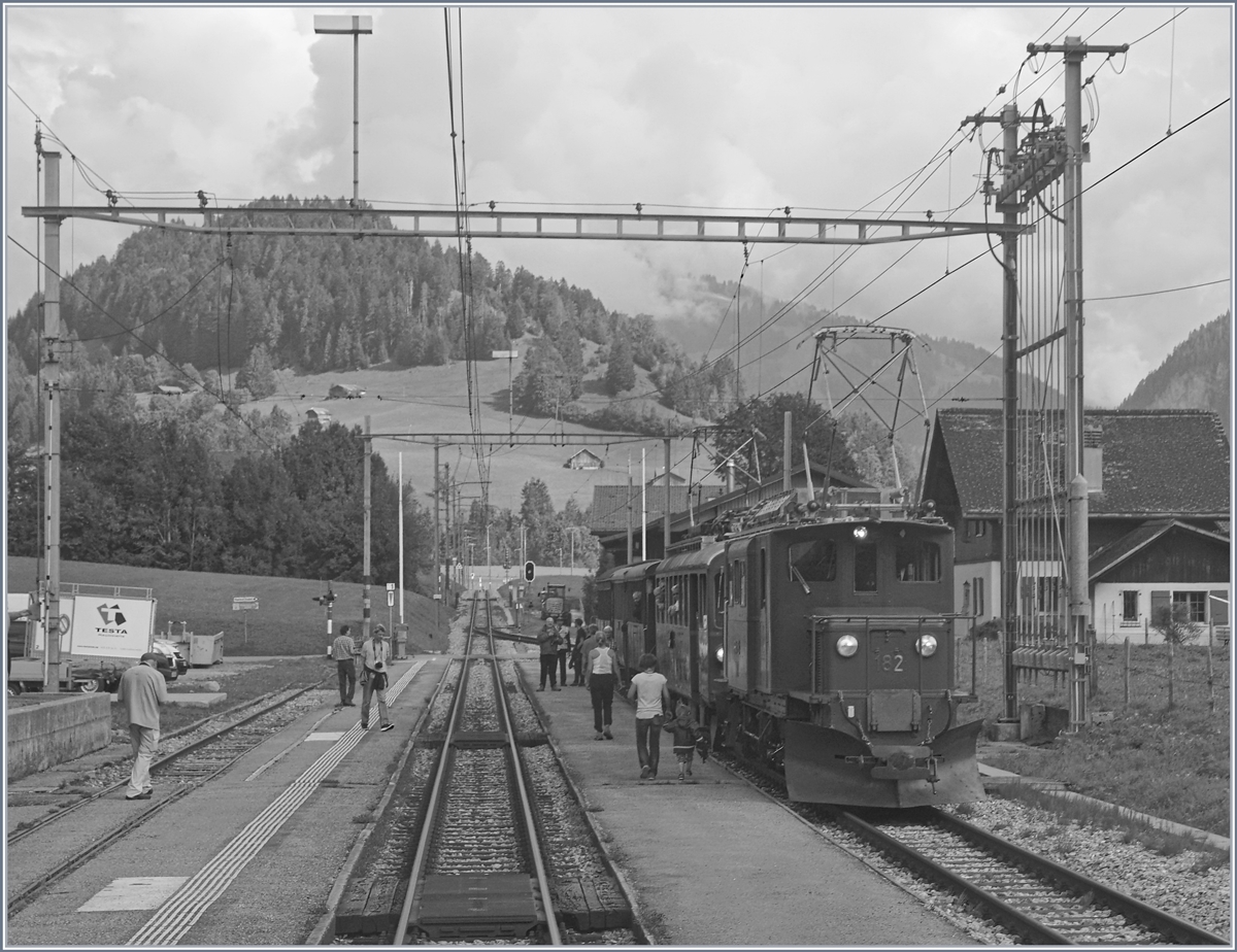 1968-2018 - 50 Jahre Blonay-Chamby Bahn Museumsbahnbetrieb: Trotz der mangelnder Qualität möchte ich dies Bil zeigen, denn es kommt nicht alle Tage vor, das ein RhB Krokodil sich auf der MOB zu sehen ist: Im Rahmen der BC Jubiläumsfeier fuhren von Montreux und Bulle Museumsextrazüge nach Gstaad und zurück, das Bild durch Fenster eines MOB Zugs aufgenommen zeigt die Ge 4/4 182 in Rougemont. 

14. Sept. 2018 