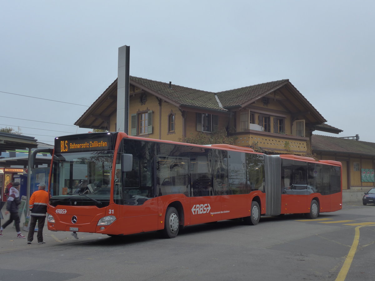 (199'181) - RBS Worblaufen - Nr. 31/BE 841'031 - Mercedes am 4. November 2018 beim Bahnhof Mnchenbuchsee