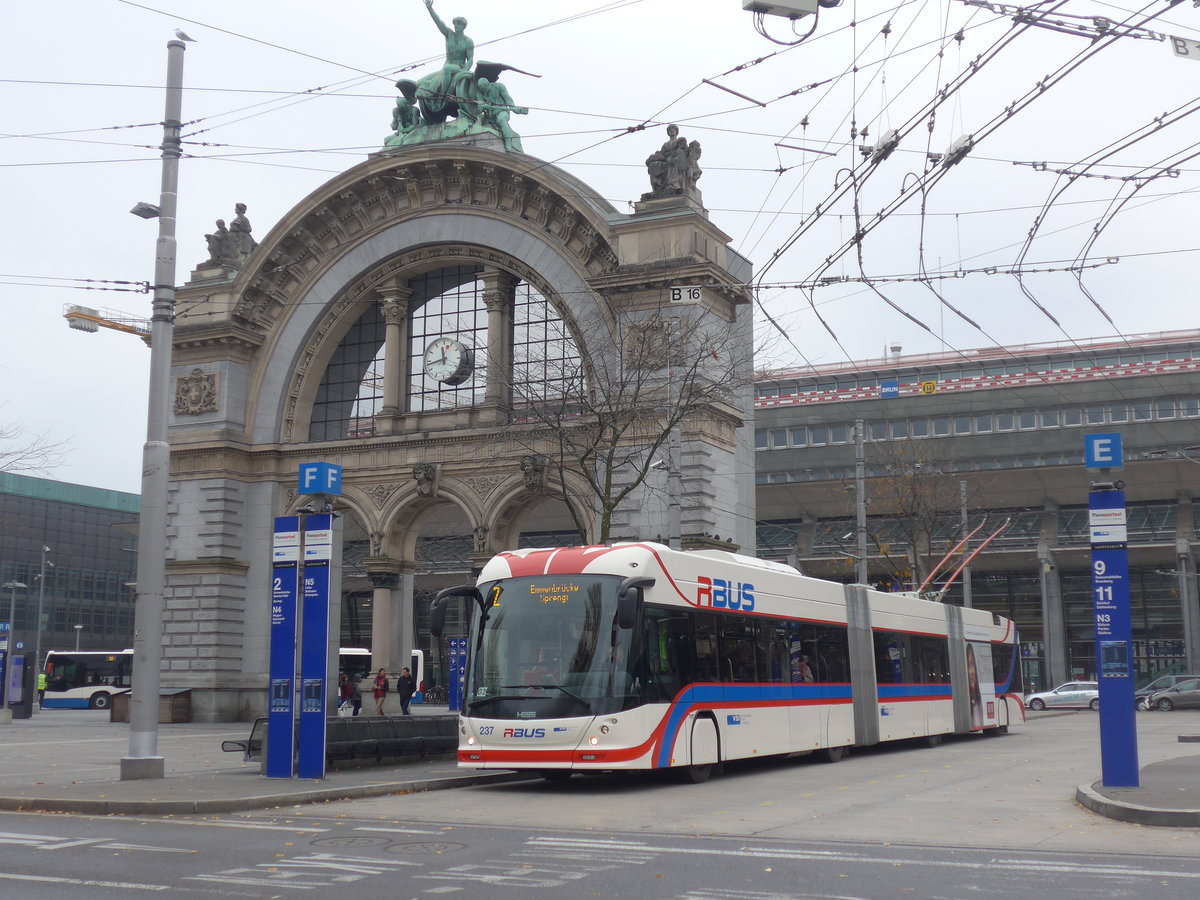 (199'378) - VBL Luzern - Nr. 237 - Hess/Hess Doppelgelenktrolleybus am 18. November 2018 beim Bahnhof Luzern