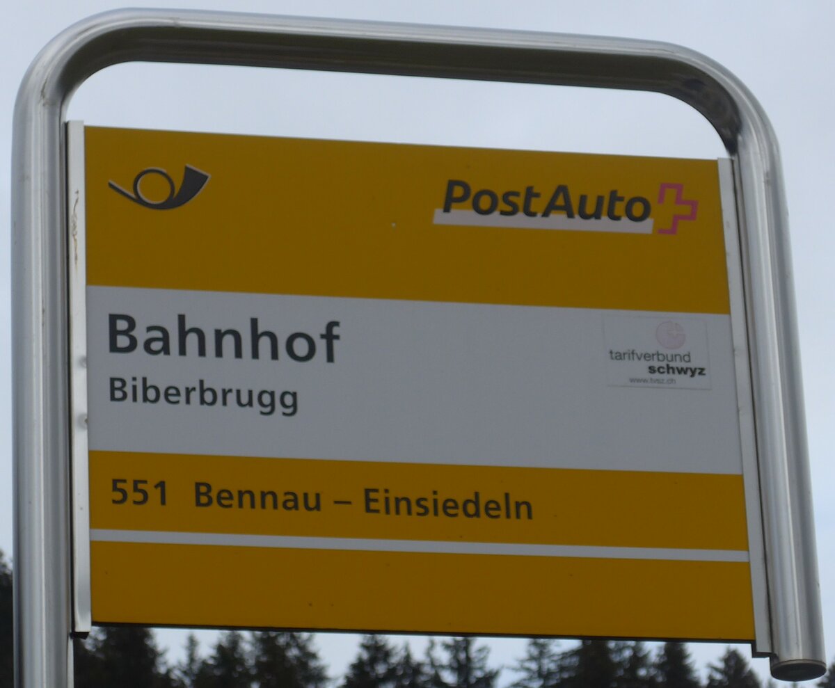 (199'816) - PostAuto-Haltestellenschild - Biberbrugg, Bahnhof - am 8. Dezember 2018