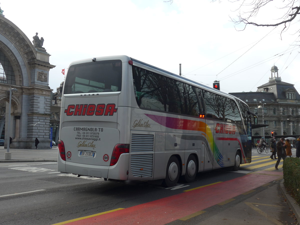 (199'825) - Aus Italien: Chiesa, Carmagnola - EF-253 DJ - Setra am 8. Dezember 2018 beim Bahnhof Luzern