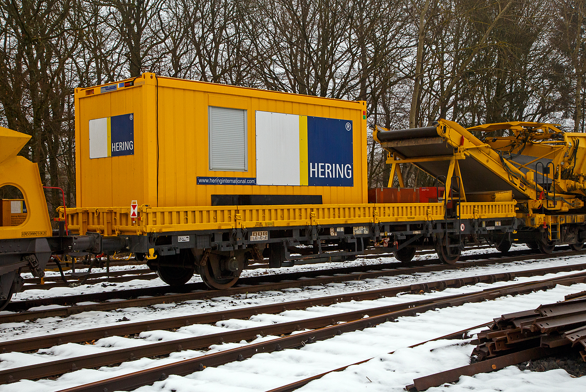 2-achsiger Flachwagen (Niederbordwagen) mit Seiten-, Stirnwandklappen und Einstecktaschen für Rungen, 40 80 3349 012-4 D-HGUI, der Gattung Kbs, der der HERING Bahnbau GmbH (Burbach), als Schutzwagen zu den MSF 38 ist am 11.12.2021 auf dem Betriebshof der Westerwaldbahn (WEBA) auf der Bindweide bei Steinebach/Sieg abgestellt. Der Wagen hat Einstecktaschen für Rungen, in diese können Steckrungen eingesteckt werden.

Diese Wagen waren früher für den Transport von Walzwerkerzeugnissen, Baufertigteilen, Schüttgütern, sperrigen Gütern und Straßenfahrzeugen vorgesehen. Die Güterwagen der Gattung K bildeten ursprünglich eine der größten Gruppe von Güterwagen der DB, bedingt durch die vielen darin eingeordneten Rungenwagen älterer Bauart. Die meisten ihrer Einsatzgebiete wurden später von Flachwagen der Sonderbauarten übernommen. Bei der DB waren 1998 nur noch rund 10.000 Exemplare vorhanden.

TECHNISCHE DATEN eines Wagens:
Spurweite: 1.435 mm
Achsanzahl: 2
Länge über Puffer: 13.900 mm
Achsabstand: 8.000 mm
Länge der Ladeflächen: 12.500 mm
Ladefläche: 35,5 m²
Höchstgeschwindigkeit: 100 km/h
Eigengewicht: 12.250 kg
max. Zuladung: 27.700 kg (ab Streckenklasse C)
Kleinster bef. Gleisbogenradius: 35 m
Bauart der Bremse: KE-GP (LL)
Bremssohle: IB 116
Handbremse: nein