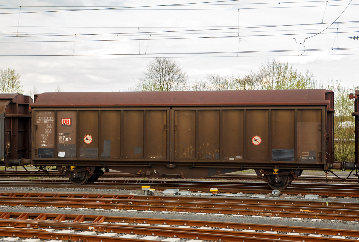 2-achsiger grorumiger Schiebewandwagen 21 80 247 4 463-1D-DB der Gattung Hbillns 303 (ex Hbikks-tt 303) der DB Cargo am 14.04.2018 im Zugverband bei der Durchfahrt im Bahnhof Friedberg (Hessen).

Die als Hbikks-tt 303 beschafften Wagen sind eine  Light-Version  der Hbis-tt 302. Von den Wagen wurden 1981 bei der Waggonfabrik Uerdingen und der WU Siegen 1.099  Stck in Auftrag gegebenen. Alle Wagen sind mit sechs verriegelbaren Trennwnden ausgestattet.

Dieser grorumige Wagen ist mit Schiebewnden ausgerstet, die von einer Person bewegt werden knnen. Im geffneten Zustand ist der Zugang zur gesamten Ladeflche von beiden Seiten mglich.

Be- und Entladen mit Gabelstaplern ist damit sowohl von einer Rampe als auch von ebener Erde mglich. Dieser Wagen ist fr eine schonende Befrderung hochempfindlicher Gter verschiedener Art mit der Transportschutzeinrichtung  Verriegelbare Trennwnde  ausgestattet. Die verriegelbaren Trennwnde rasten in Lochleisten in Fuboden und am Obergurt des Wagens ein.

Technische Daten:
Hersteller:  Waggonfabrik Uerdingen oder WU Siegen
Spurweite: 1.435 mm
Anzahl der Achsen: 2
Lnge ber Puffer: 14.220 mm
Achsabstand: 9.000 mm
Ladelnge: 12.776 mm / 12.198 mm (mit Trennwnden)  
Schiebewand-ffnung (B  H): 6.318 mm 2.200 mm
Ladeflche: 34,1 m
Laderaum: 76,7 m
Fubodenhhe von SOK:  1.200 mm
Min. befahrbarer Kurvenradius:  R= 35 m
Eigengewicht: 14.900 kg
Max. Ladegewicht: 29 t (ab Streckenklasse D)
Maximale Radsatzlast: 22,5 t
Hchstgeschwindigkeit: 100 km/h (beladen) / 120 Km/h (leer)
Bauart der Bremse: KE-GP
Intern. Verwendungsfhigkeit: RIV