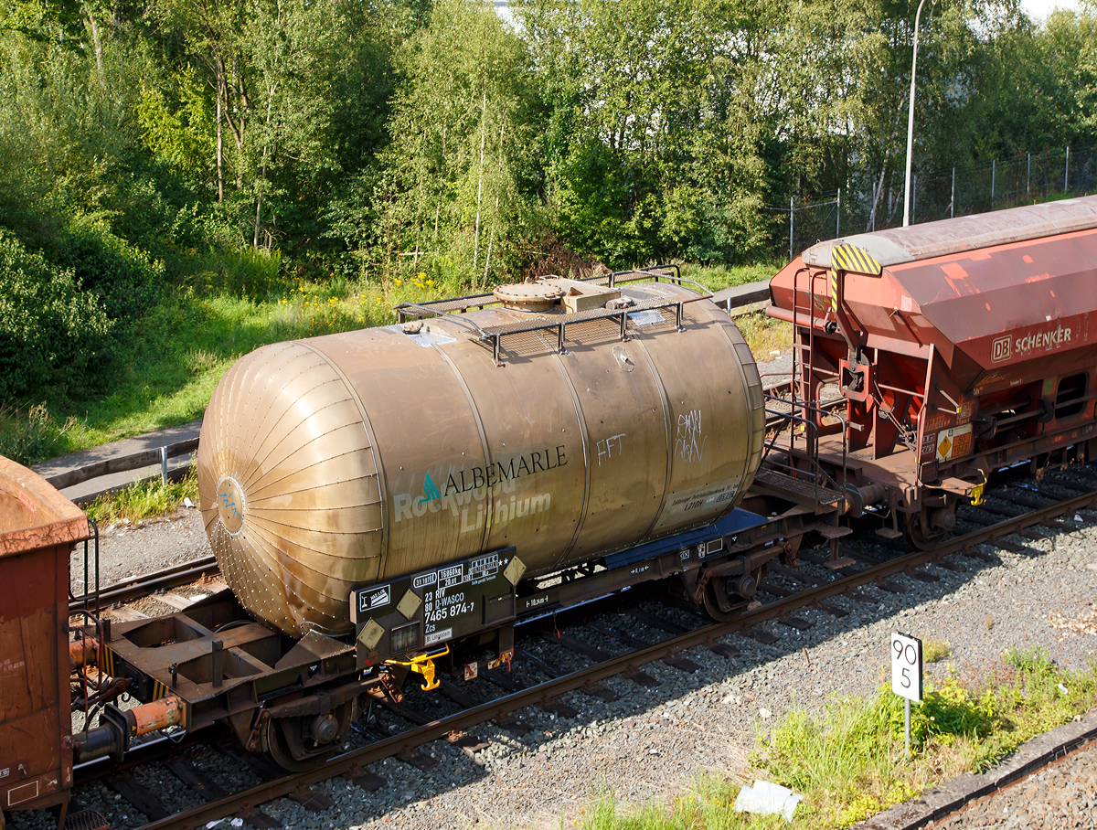 2-achsiger Kesselwagen 23 80 7465 874-7 D-WASCO der Wascosa AG im Einsatz (unbeladen) für Albemarle Germany GmbH (vorher Rockwood Lithium GmbH), dem weltweit führenden Hersteller von Lithiumverbindungen, am 07.08.2017 im Zugverband in Herdorf.

TECHNISCHE DATEN (gem. Anschriften) :
Spurweite: 1.435 mm
Achsanzahl: 2
Länge über Puffer: 10.240 mm
Achsabstand: 6.000 mm
Eigengewicht: 16.860 kg
Tankinhalt: 31.107 l 
Max. Ladegewicht: 23,1 t (ab Streckenklasse C)
Zul. Radsatzlast: 20,0 t
Höchstgeschwindigkeit: 100 km/h (beladen) / 120 km/h (leer)
Verwendungsfähigkeit: RIV

Tankcode:  L21DH / Sondervorschrift TE 22
L = Tank für Stoffe in flüssigem Zustand (flüssige Stoffe oder feste Stoffe, die in geschmolzenem Zustand zur Beförderung aufgegeben werden) 
21 = Mindestprüfdruck  
D = Tank mit obenliegenden Öffnungen ohne Öffnungen unterhalb des Flüssigkeitsspiegels        
H = luftdicht verschlossener Tank
Betriebsdruck: max. 10,0 bar