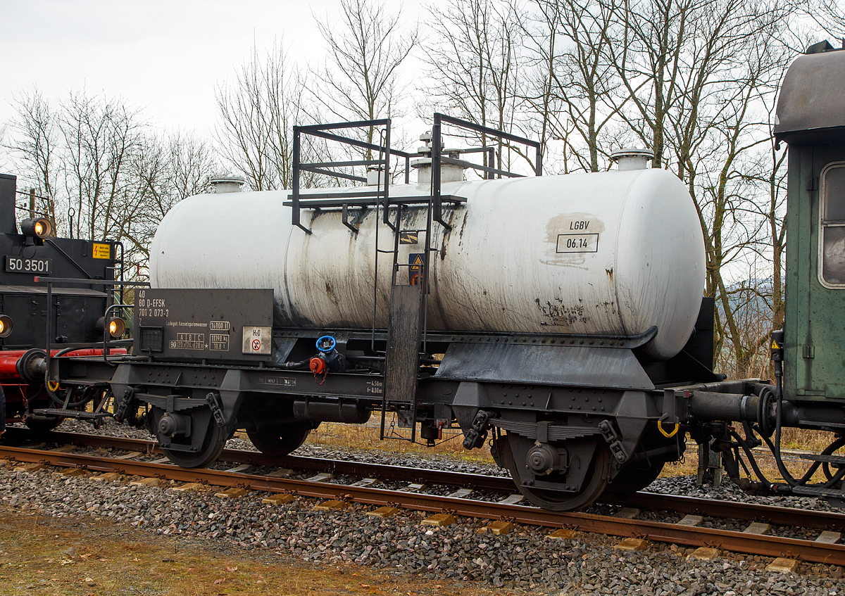 2-achsiger Kesselwagen 40 80 7012 073-3 D-EFSK, der Gattung Z, fr Kesselspeisewasser, der Eisenbahnfreunde Treysa e.V, hier am 03.02.2018 im Zugverband im Bahnhof Hachenburg.

TECHNISCHE DATEN:
Spurweite: 1.435 mm
Achsanzahl: 2
Lnge ber Puffer: 8.500 mm
Achsabstand: 4.500 mm
Eigengewicht: 11.190 kg
Tankinhalt: 14.800 l 
Max. Ladegewicht: 28,8 t (ab Streckenklasse C)
Hchstgeschwindigkeit: 90 km/h (beladen) / 100 km/h (leer)
