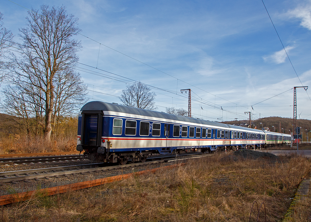 2. Klasse Nahverkehrs-Reisezugwagen (lazarettfähiger n-Wagen / ex Silberling) der Gattung Bnrz 450.3 (ex Bnrz 724.0), D-TRAIN 50 80 22-35 881-8 der TRI - Train Rental GmbH, am 12.02.2022 am Zugschluss bei einer Zugdurchfahrt in Rudersdorf. Zuglok war die GfF 110 459-5 der Gesellschaft für Fahrzeugtechnik mbH.

Der Wagen wurde 1969 als 50 80 22-35 881-8 Bnrz 724 vom AW Karlsruhe gebaut, 2003 erfolgte im AW Wittenberge der Umbau in den 50 80 22-35 881- 8 Bnrz 450.3, seit 2016 ist er bei der TRI - Train Rental GmbH.

TECHNISCHE DATEN:
Spurweite: 1.435 mm
Länge über Puffer: 26.400 mm
Wagenkastenlänge: 26.100 mm
Wagenkastenbreite:  2.825 mm
Höhe über Schienenoberkante: 4.050 mm
Drehzapfenabstand: 19.000 mm
Achsstand im Drehgestell: 2.500 mm
Drehgestellbauart:  Minden-Deutz 432
Leergewicht: 33 t
Höchstgeschwindigkeit:  140 km/h
Sitzplätze: 96
Abteile: 3 Großräume 2. Klasse
Toiletten: 1 (geschlossenes System)
Dienstraum: ja
Zulassung: Deutschland, Österreich, Schweiz
Bemerkungen: Im Gegensatz zu den übrigen Varianten verfügt diese Gattung weiterhin über eine lazarettfähige Inneneinrichtung.

Für den Mobilmachungsfall wurden der Deutschen Bundesbahn Haushaltsmittel aus dem Verteidigungsetat für die Bereithaltung umrüstbarer Reisezugwagen zugewiesen. So waren zur Verwendung im Kriegs- oder Katastrophenfall 198 Silberlinge für den schnellen Umbau in ein rollendes Lazarett vorbereitet, um als Krankentransportzug eingesetzt werden zu können. Bei diesen Wagen konnte die Bestuhlung einfach entfernt und durch insgesamt 36 Liegen ersetzt werden. Zur Befestigung der Liegen befanden sich Haken an den Wänden, außerdem waren sämtliche Fenster durch Jalousien verdunkelbar. Um den Einstieg mit auf Tragen liegenden Patienten zu ermöglichen, wurden die Mittelstangen in den Einstiegen abklappbar und die Türen zwischen den Einstiegsbereichen und den Fahrgastabteilen doppelt so breit wie in anderen n-Wagen ausgeführt. In den Wänden befanden sich außerdem 230-Volt-Steckdosen zum Anschluss medizinischer Apparate. Viele dieser Wagen befinden sich noch im Betrieb.

Die Bundeswehr selbst verfügte nur über einen Prototyp-Zug mit fünf Wagen, der im Rahmen des Projekts „Lazarettzug“ Ende der 1960er Jahre beschafft wurde und später vor allem zu Ausbildungszwecken genutzt wurde.
