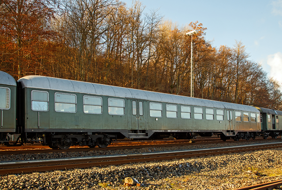 
2. Klasse Personenwagen D-EFSK 56 80 22-40 435-0 Bn, ex L-CFL 51  82  22  40  435-3 Bn,  der Eisenbahnfreunde Treysa e.V., hier am 03.12.2016 im Zugverband beim Bahnhof Westerburg.

Die ehemaligen CFL Wegmann-Wagen der Eisenbahnfreunde Treysa wurden im Jahr 2012 bzw. 2014 mit Ausnahme des Fahrradwagens im ungarischen Ausbesserungswerk MVJ in Szombathely aufgearbeitet und hauptuntersucht. 

Geschichte
Mitte der 1960er Jahre tauschte die Luxemburgische Staatsbahn CFL praktischen ihren gesamten Bestand an Personenwagen aus. Dafr whlte sie ein zu den deutschen Silberlingen praktisch baugleiches Modell. Die Sitzwagen besitzen zwei kleine Grorume an den beiden Wagenenden, mit je 24 Sitzpltzen in Sitzgruppen zu je vier Pltzen, sowie in Wagenmitte einen greren Groraum mit 48 Sitzpltzen in der gleichen Anordnung der Sitzgruppen. Jeder Wagen besitzt zwei Toiletten.

Gefertigt wurden die Wagen in den Jahren 1965 und 1967 bei der Firma Wegmann in Kassel. Deutliche Unterschiede zu den Silberlingen sind die normale Lackierung und Wagen mit Dienst- und Gepckabteil, die statt der Falttren Schiebetren besitzen. Auch die 1. Wagenklasse ist anders gestaltet: whrend die deutschen Wagen sie in der Wagenmitte in fnf Abteilen mit je 6 Sitzpltzen und Seitengang in diesem Bereich haben (hnlich den reinen Abteilwagen), whlte Luxemburg die  Mogelpackung  mit nur anderen Sitzbezgen und Teppichbden, ansonsten aber mit der gleichen Groraumanordnung und auch gleichen Sitzabstnden wie in der 2. Klasse. Manche der gemischtklassigen Wagen hatten die 1. Klasse auch nur ber einem der beiden kleinen Grorume am Wagenende direkt ber dem Drehgestell.

Die Eisenbahnfreunde Treysa kauften in den Jahren 2006 bis 2010 fnf reine Sitzwagen 2. Klasse (Bn), einen Sitzwagen mit Dienst- und Gepckabteil mit 1. und 2. Klasse (ABDn) sowie einen Fahrradwagen (Dn).

TECHNISCHE DATEN: 
Hersteller: Wegmann in Kassel
Baujahr: 1965
Spurweite: 1.435 mm 
Achsfolge:  2'2'
Lnge ber Puffer:  26 400 mm
Wagenkastenlnge:  26.100 mm
Wagenkastenbreite: 2.825 mm
Hhe ber Schienenoberkante: 4.050 mm
Drehzapfenabstand:  19.000 mm
Achsstand:  21.500 mm
Achsstand im Drehgestell:  2.500 mm
Drehgestellbauart: Minden-Deutz 420
Laufraddurchmesser: 950 mm
Leergewicht: 28,5 t
Sitzpltze: 96 (plus 4 Klappsitze)
Hchstgeschwindigkeit:  140 km/h
Toiletten: 2
Bremsenbauart: KNORR KE-GP-A
Kleinster befahrbarer Glesibogen:  R= 140 m
Besonderheiten: Die Wagen haben Dampf- und Elektroheizung sowie Trblockierung.

Quellen: http://eftreysa.de/page.php?27 und http://www.rail.lu/materiel/cflwegmann.html
