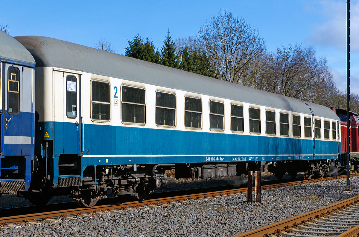 
2. Klasse Schnellzugwagen (Abteilwagen) ein m-Wager der UIC-Typ bzw. Bauart Bm 234, hier D-HEF 568022-40016-8 Bm 234 der Historischen Eisenbahn Frankfurt e. V. im Zugverbund vom Dampfsonderzug  WESTERWALD EXPRESS  als Eilzug 25710 am 22.03.2015 im Bahnhof Hachenburg. 

Die Wagenbauart Bm 234 ist mit 1848 Stck die meistgebaute Wagenbauart. 
Die Wagenbergnge sind mit Gummiwlsten geschtzt. Verschlossen werden die bergnge mit einer vierflgeligen Falttr. Neben einem WC-Raum an jedem Wagenende gab es auch einen separaten Waschraum.
Die Wagen knnen sowohl mit Dampf als auch elektrisch beheizt werden. Die Energie wurde aus Generatoren in den Drehgestellen gewonnen, wobei eine Pufferbatterie dazwischengeschaltet ist. Als Leuchtquelle dienen Neonleuchten. 

Technische Daten
Lnge ber Puffer:  26,40  m
Wagenkastenbreite:  2,825  m
Gesamthhe:  4,05  m
Drehzapfenabstand:  19,00  m
Achsstand der Drehgestelle:  2,50  m
Gesamtgewicht:  37 t
Hchstgeschwindigkeit:  140 km/h
Drehgestelltyp:  Minden-Deutz
Bremse: Klotzbremse
Heizung:  elektrisch und Dampf
