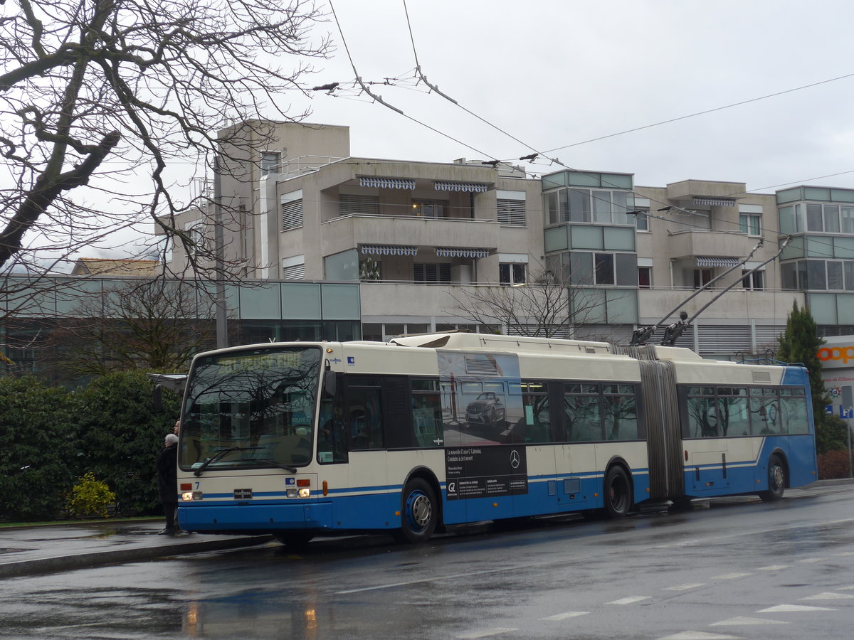 (200'048) - VMCV Clarens - Nr. 7 - Van Hool Gelenktrolleybus am 17. Dezember 2018 beim Bahnhof Villeneuve