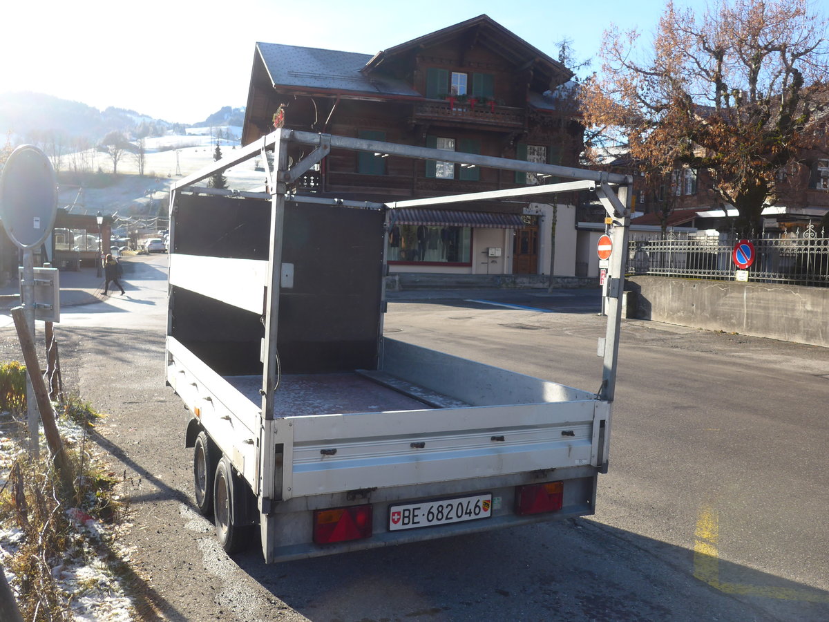 (200'212) - AFA Adelboden - Nr. 65/BE 682'046 - Humbaur Gepckanhnger am 25. Dezember 2018 beim Bahnhof Zweisimmen