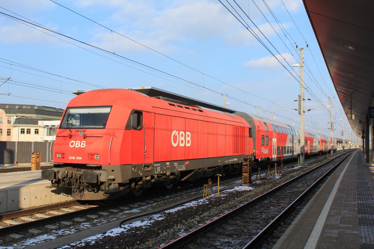 2016 004-1 am 16. M�rz 2013 im Bahnhof von St. P�lten.