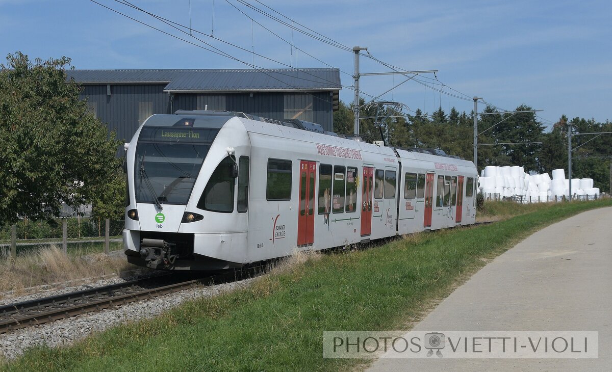 2020-09-11, LEB Echallens Grésaley
Automotrice Stadler RBe 4/8 42 
arbore une livrée publicitaire pour un fournisseur d'énergie Romande Energie.


© la photo vous intéresse merci de me contacter
photos-vietti-violi@ik.me