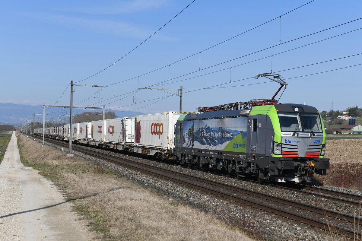 2025-03-07.BLS Cargo Bavois
Locomotive électrique siemens Vectron 
Re 475 428 louer à RailCare 

© la photo vous intéresse merci de me contacter
photos-vietti-violi@ik.me

https://www.flickr.com/photos/ovietti-violi/54381354101/in/datetaken-public/