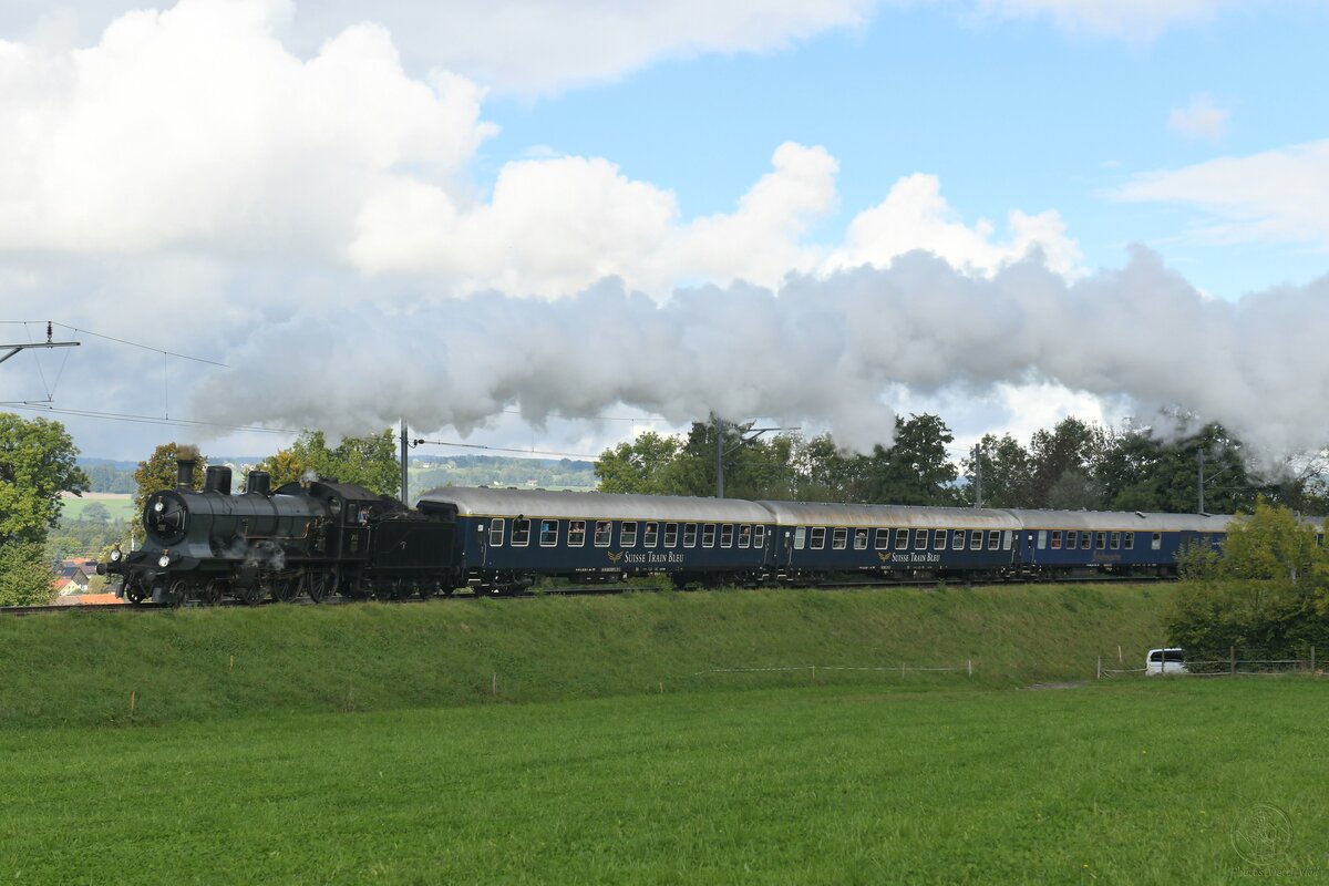 2025-09-27.SBB CFF FFS Historique Palézieux
Locomotive à vapeur A 3/5 705 avec les voitures Suisse Trains bleu.