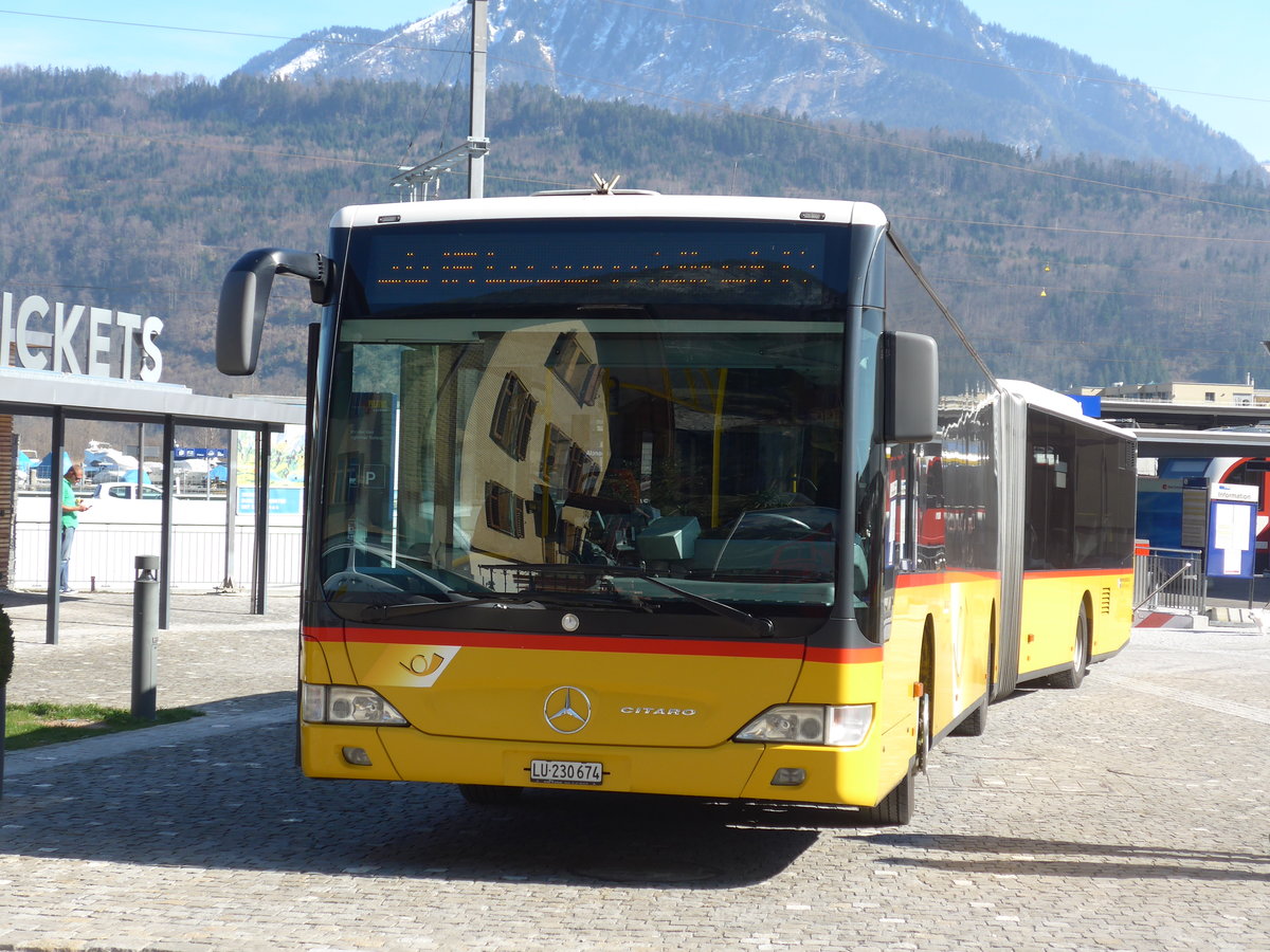 (202'861) - Hfliger, Sursee - Nr. 8/LU 230'674 - Mercedes am 22. Mrz 2019 beim Bahnhof Alpnachstad