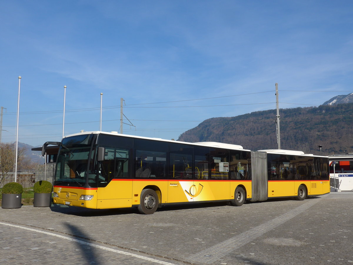 (202'890) - Hfliger, Sursee - Nr. 8/LU 230'674 - Mercedes am 22. Mrz 2019 beim Bahnhof Alpnachstad