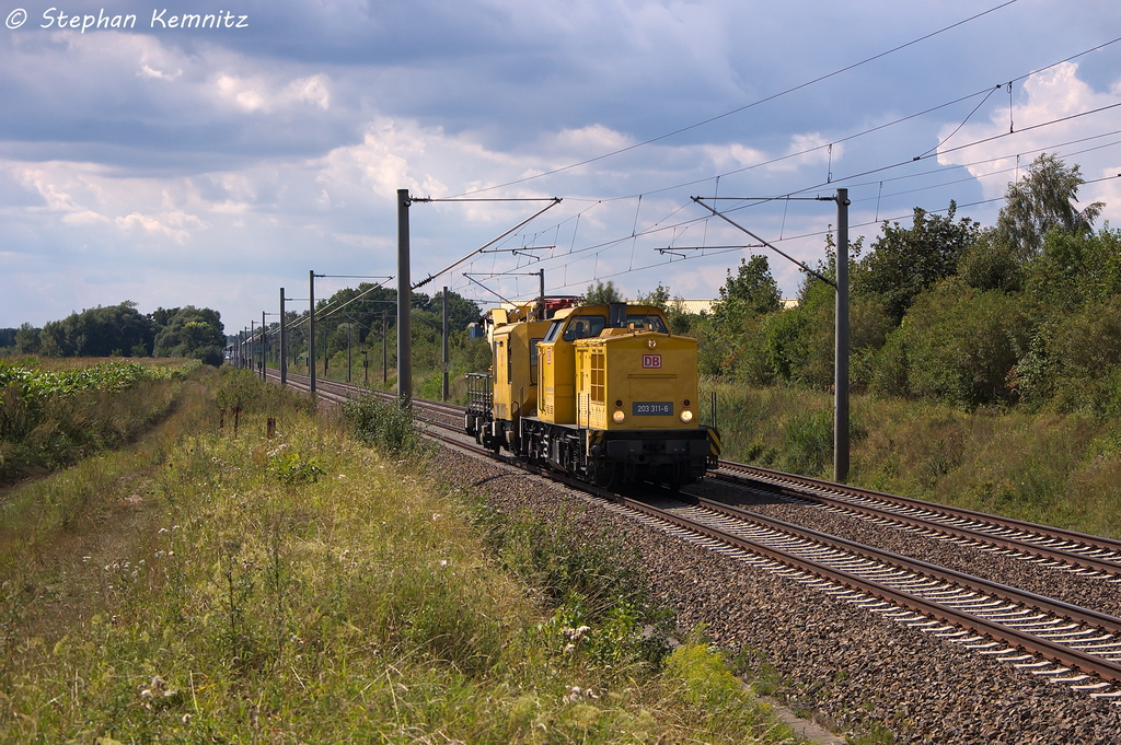 203 311-6 DB Netz AG mit einem Instandhaltungsfahrzeug f�r Oberleitungsanlagen am Haken in Brandenburg und fuhr in Richtung Werder(Havel) weiter. 13.08.2013