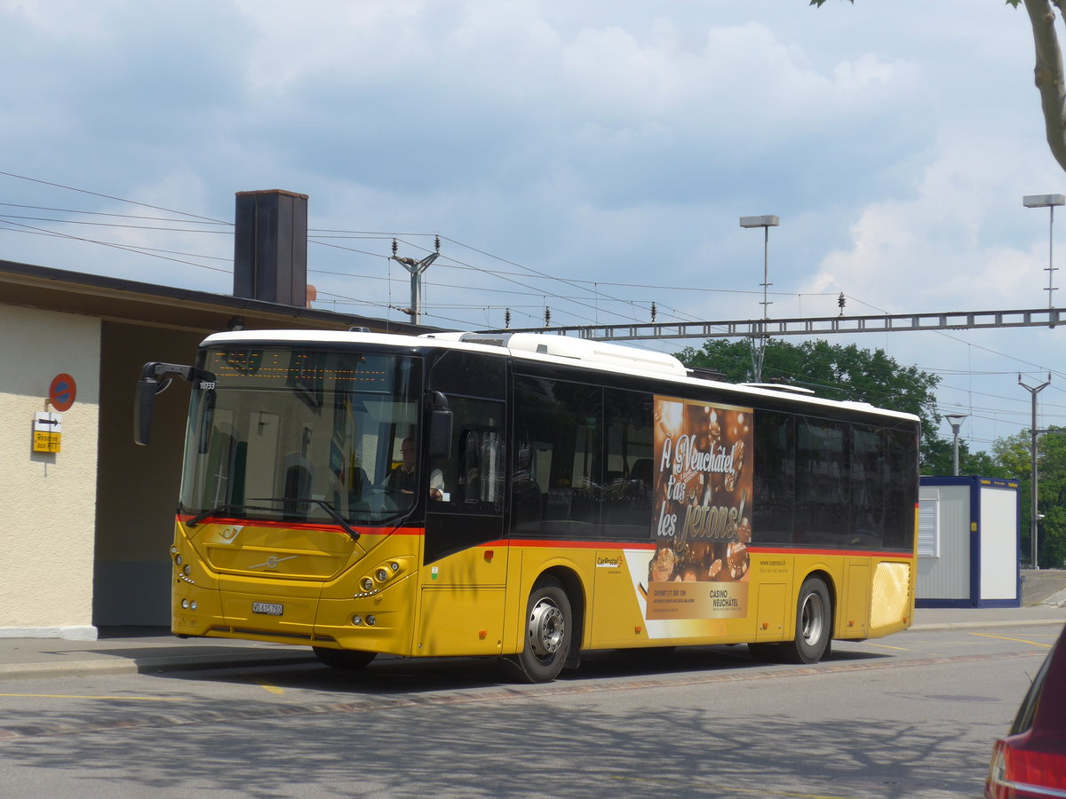 (205'393) - Favre, Avenches - VD 615'780 - Volvo am 25. Mai 2019 beim Bahnhof Avenches