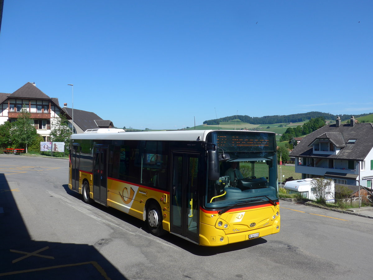 (205'691) - PostAuto Bern - Nr. 215/BE 843'215 - Heuliez am 2. Juni 2019 beim Bahnhof Biglen