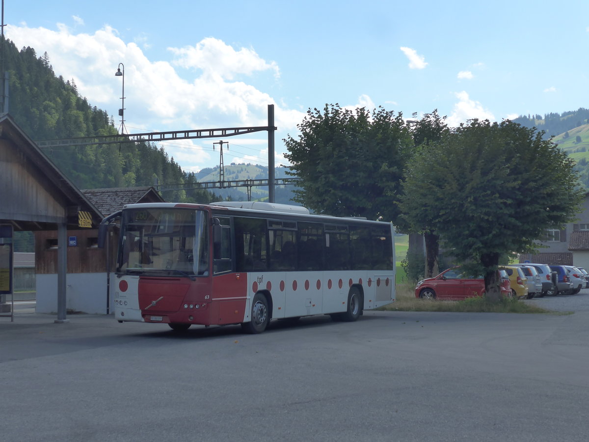 (208'561) - TPF Fribourg - Nr. 63/FR 300'299 - Volvo am 5. August 2019 beim Bahnhof Boltigen